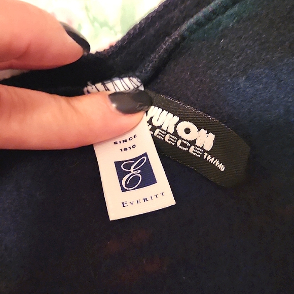 Pair Of Skechers Red & Yukon Fleece By Everitt Black Watch Plaid Fleece Scarves - Picture 5 of 5